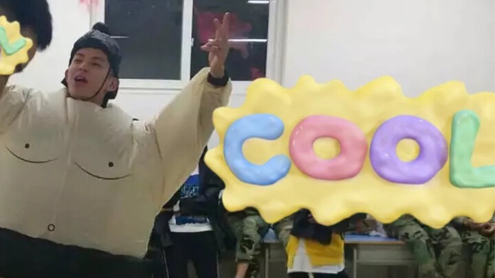 How Does Wang Hedi Keep His Weekly Memes Fresh?