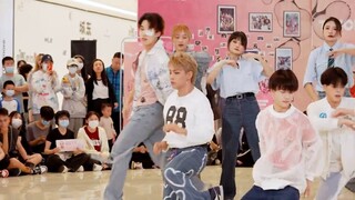 [การทำสำเนาที่สมบูรณ์แบบนั้นหล่อมาก] CASE143-StrayKids (Kpop ในที่สาธารณะบนเวทีสาธารณะเฉิงตู Longhu 