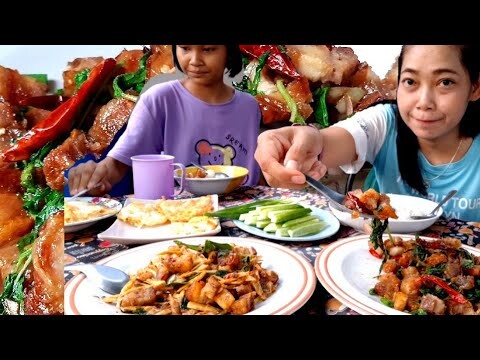 กระเพราหมูกรอบ ผักพริกแกงหมูกรอบใส่หน่อไม้ ไข่ดาวข้าวสวยร้อนๆค่ะ เมนูใครขอมายกมือขึ้นเด้จร้าแซ่บๆ