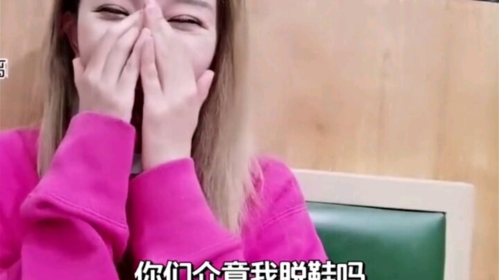While Lin Qiqi was eating, she tried to take off her shoes, and her younger brother instantly lost i