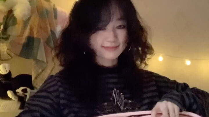 “لستُ مثاليًّا، أحتاج إلى الحب” – عزف وغناء في الساعة 1 صباحًا