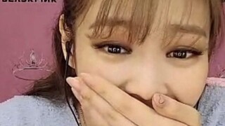 Mình đã gọi video cho Jennie rồi! Mình còn bật cả bài "Happy Fat Boy" cho cô ấy nữa!!!
