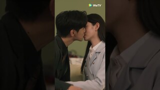 A comfort kiss🥰😚 #ThePrincesssNewClothes #公主的新衣 #ZhaoQing #LiZhuoyang #shorts
