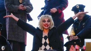 กาก้าและฮาร์ลีย์ ควินน์ โชว์ลีลาเต้นบนบันไดสุดคลาสสิก! ฉากถ่ายทำ "Joker 2" ของ DC