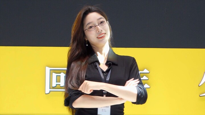 Gadis tercantik di stan CJ Tanwan Games, tampil di panggung ★Ambisi Hebat★