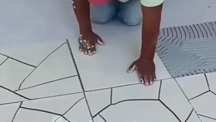 ช่างฝีมือจริงแกะสลักลวดลายอันซับซ้อนด้วยมือ