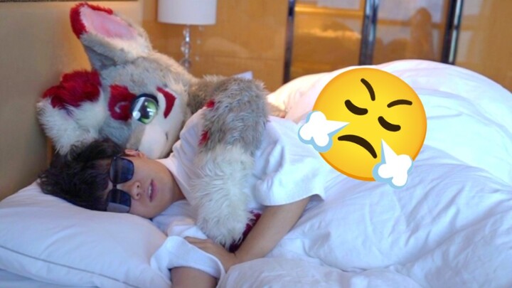 Saat pacar memakai kostum binatang tidur bersamamu