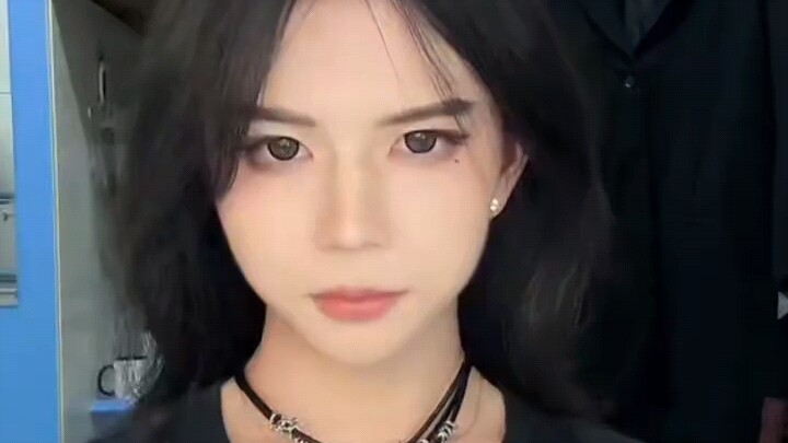 Little Orchid's elegant, mature makeup makes a dazzling debut✨