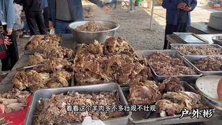 Súp dê giá "cắt cổ" tại hội chợ lớn Sơn Đông, hàng trăm đến hàng nghìn người cùng uống súp dê, khung