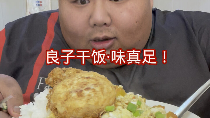 Sangat nikmat! Pemuda berperut 380 yang jago makan ini, hari ini menyantap nasi dengan saus tomat, b