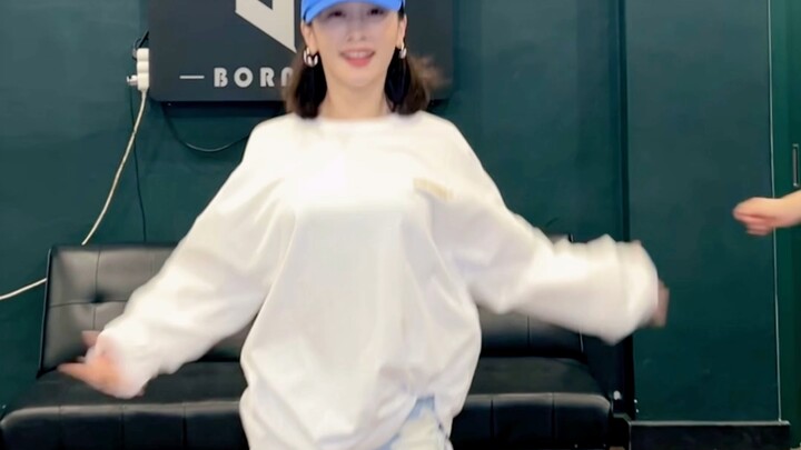 Kara dan pasangannya menari bersama untuk "Embrace the Rain"