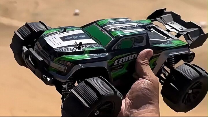 The expedition across the sand sea, the desert storm stirred up by the tires