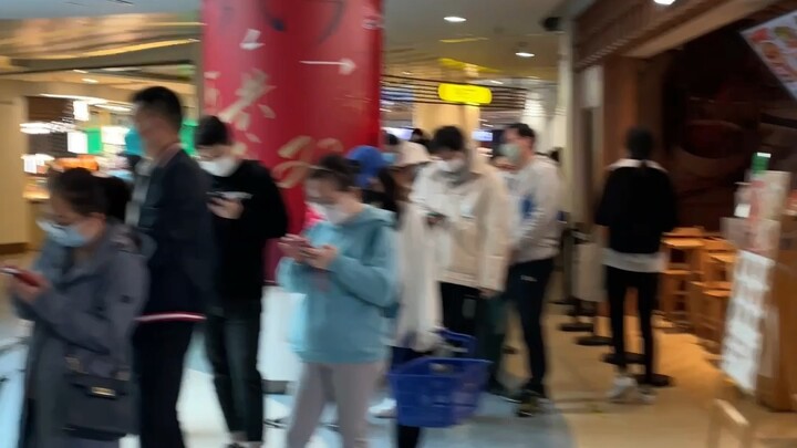 Shanghai Puxi's Morning Grocery-Grabbing Situation