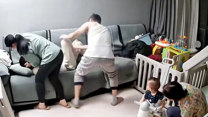 Vợ bận làm, ông bà nội chăm cháu, chồng thì vứt tất bẩn lung tung; cả nhà cùng nhau “dạy dỗ” thật đã