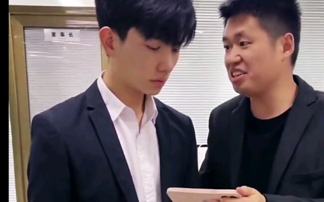 Caught slacking off at work by the manager! Manager: The person involved is now absolutely regrettin