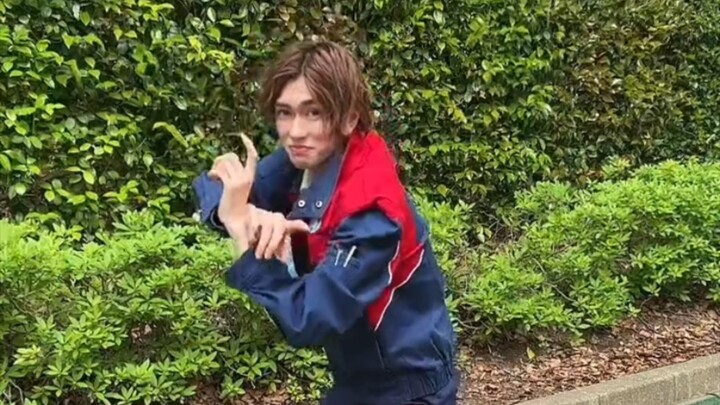 (Vertical screen) (Ohranger) Momoi Taro dances the entire opening theme dance.