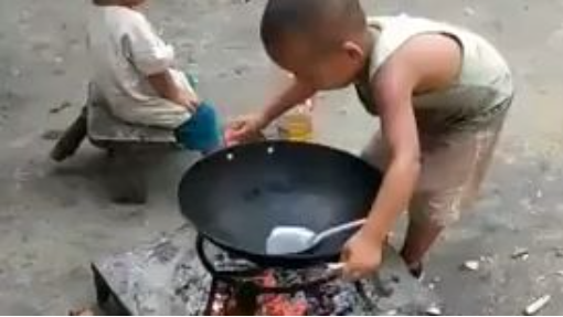 Olha gente a vida desse garoto como pode desse tamanho fazendo comida pode isso_