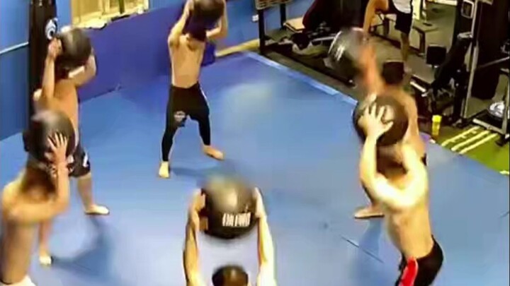 Trong bột protein có trộn đá à?