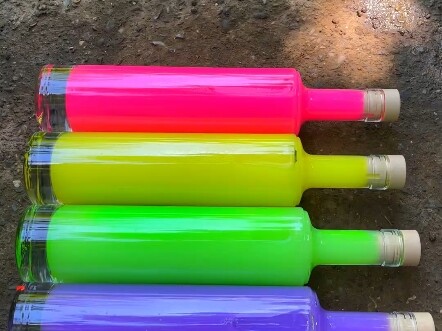 Khoảnh khắc giải áp khi lăn chai xuống cầu thang