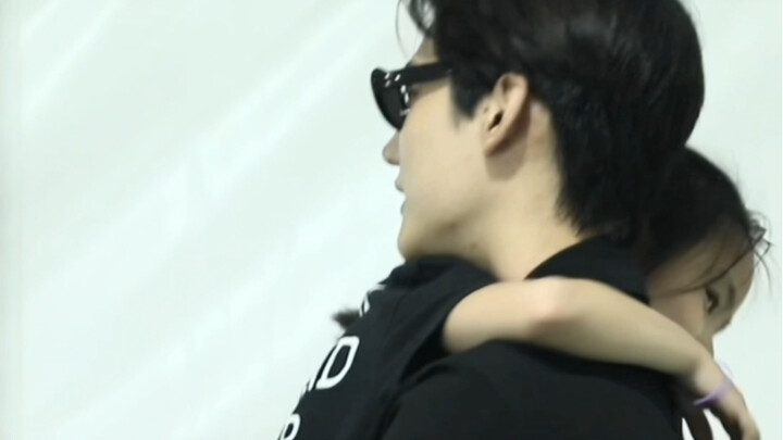 โจวเค่ออวี่｜แค่เห็นหลานสาวตัวน้อยนอนพิงอยู่บนไหล่ก็รู้แล้วว่าความรู้สึกปลอดภัยที่ลุงเล็กส่วนสูง 189 