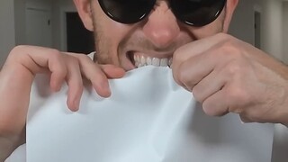 挑战撕碎“不可能被撕碎的纸张”