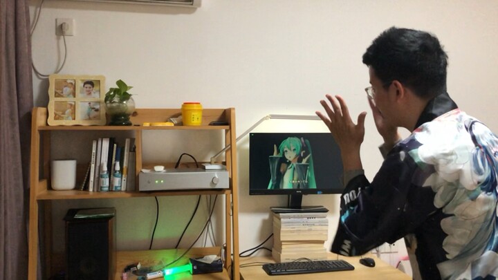 Penggemar Miku mati sosial di rumah