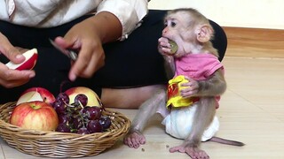 Lovable Little Baby Maki like eating red grapes with mom//Maki do Activities so funny
