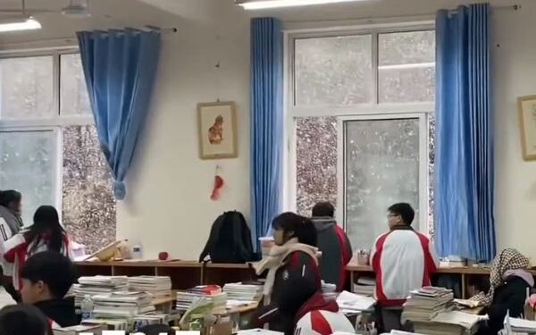 นอกหน้าต่างห้องเรียนฝนซากุระโปรยปราย นักเรียนเอนกายพิงขอบหน้าต่างแหงนมองความโรแมนติกของช่วงเวลานี้