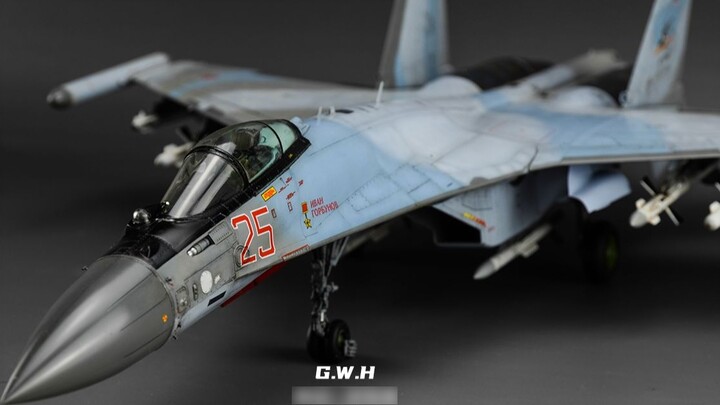 SU-35S "Flanker E" hoàn thành màn trình diễn