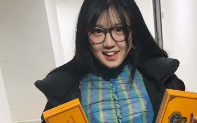 My female friend asked me to pretend to be her boyfriend and accompany her home for the New Year.