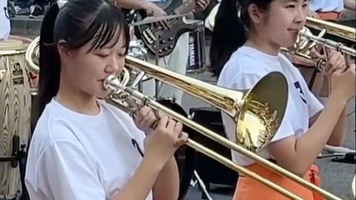 Buổi biểu diễn nhạc kèn của học sinh trung học Nhật Bản: Cô gái nhầm nhịp quá đáng yêu!