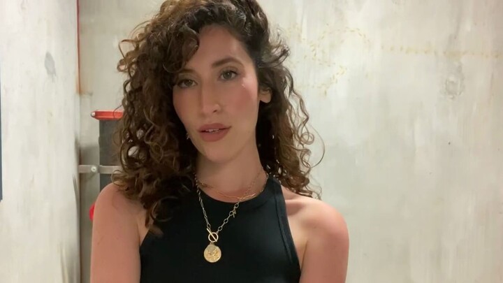 หญิงสาวที่เรียนเอกละครเพลงร้องเพลง CALL OF SILENCE ได้อย่างไพเราะ