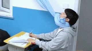 إن طلاب الصف الرابع في الصف الخلفي انطوائيون للغاية ولا يجرؤون على فتح أعينهم أثناء الدرس!