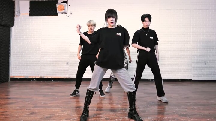 Divine Duo! Male and female dancers flawlessly perform a synchronized cover of KARD's "GUN SHOT"