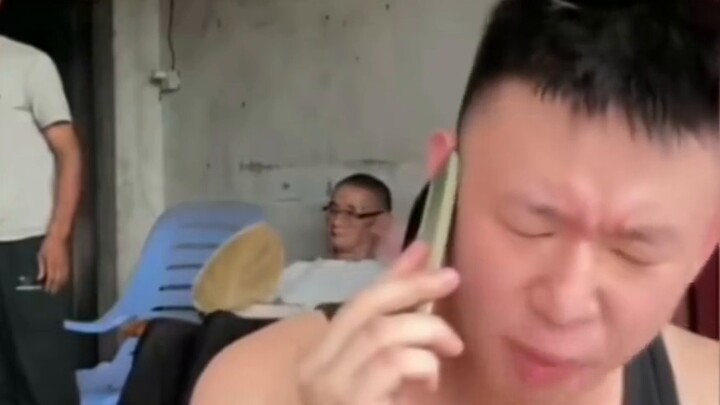 Bố: Nó bị hỏng rồi. Chắc ngôi mộ cũ có vấn đề rồi.