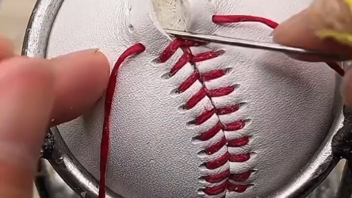 Beginilah cara baseball diikat