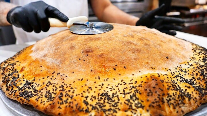 [Ẩm thực] Làm pizza pho mát New York khổng lồ với nguyên cái xúc xích