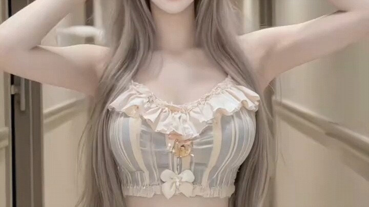 Rich in charm and far-reaching in meaning, graceful and genuine, with delicate skin and well-proport