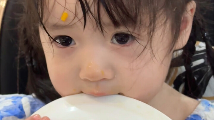 Sang aktor cilik datang untuk makan!