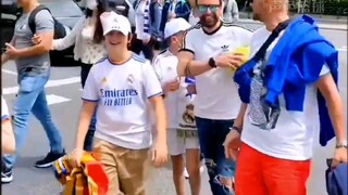 Street pranks meet someone who really knows football—passersby are surprisingly cooperative!