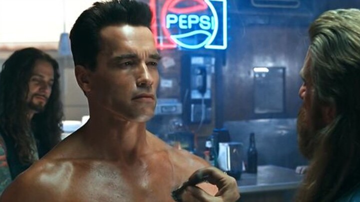 The strong man burned the T-800 with a cigarette butt, thinking he was very powerful, but he regrett