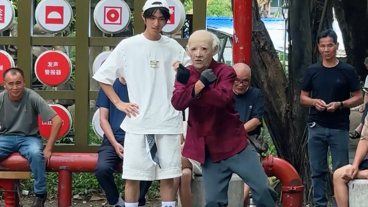 ตั้งใจจะอวดฝีมือในสวนสาธารณะ แต่กลับถูกคุณลุงท่านหนึ่งแย่งซีนไปเสียอย่างนั้น