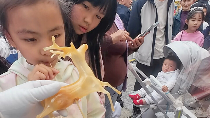 A little one’s happy moment: making sugar figures, crafting a unique childhood—here’s a lifelike sik