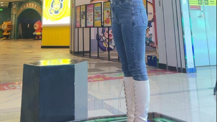 White thigh-high boots, a heart-fluttering moment—what exactly is the vibe of TWICE’s “The Feels” on