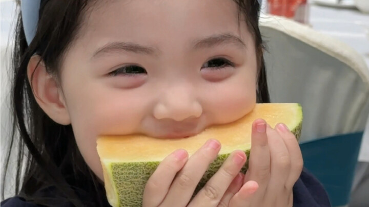 Bé dễ thương sẽ nhận được một chiếc điện thoại Mango.