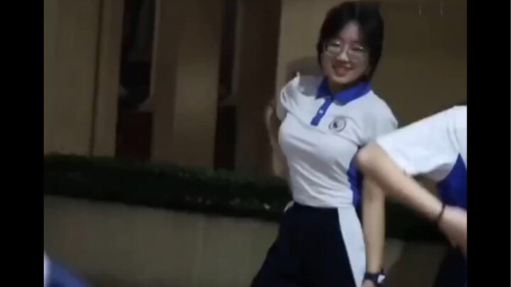 ผีเสื้อดอกไม้สีชมพู กลายเป็นสาวแว่นที่ดูต่างไปจากเดิม!