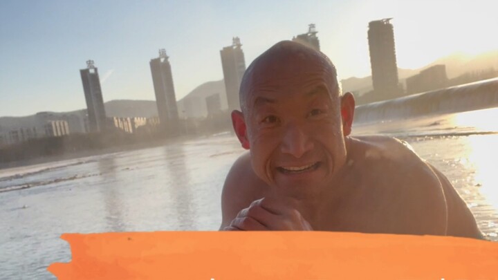 Long live the persevering youth! Winter swimming for fitness can be dangerous, so don't imitate it!