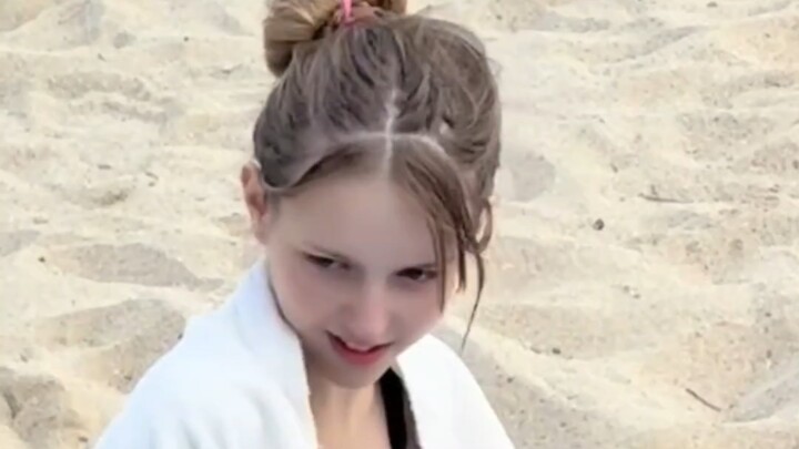 Cô em gái ngoại quốc trên bãi biển