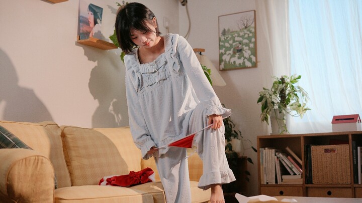 When I arrived at the junior female student I've had a crush on's home, I discovered...