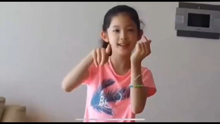 [ANA Lu Weina] Nine years ago, “Little Monkey” Lu performed “Signal”; now she’s grown up to the same